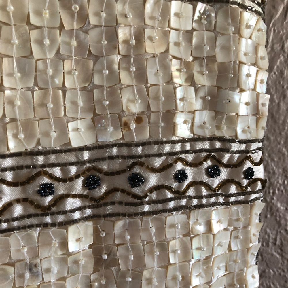 Shell Detailed Handbag w/ Wood Handles - Picture 4 of 7